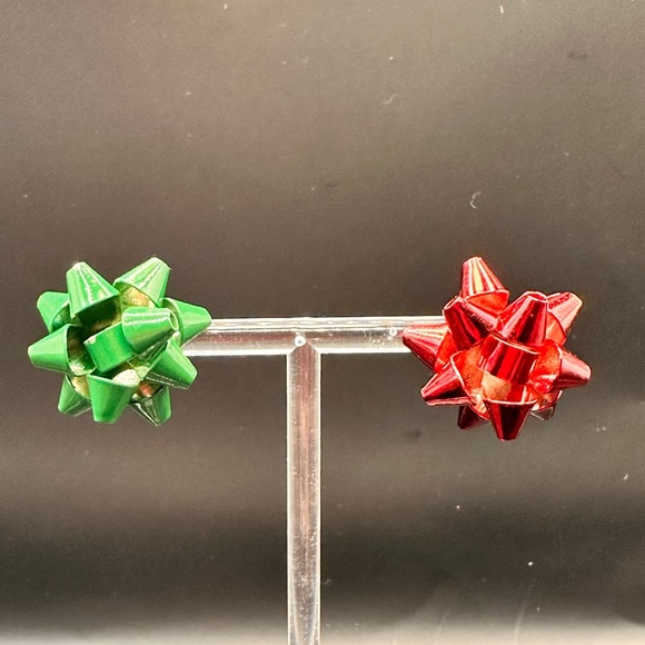 Vintage Christmas Bow Red Green Metal Stud Earrings 1” - Picture 2 of 3